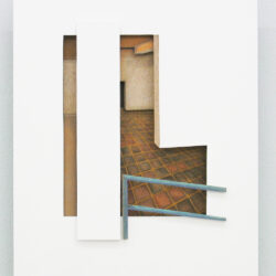 eine durchbrochene weißen Fläche von 44 x 35 cm, durch die man ausschnitthaft in einen Raum - den Ausstellungsraum -schaut.