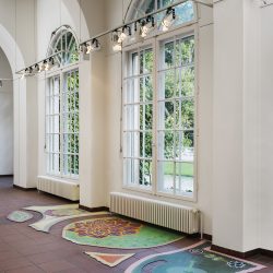 8-teilige Bodenarbeit "Vorgarten im Hier und Da", rechte Seite