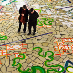 Bodenzeichnung in der Weißfrauenkirche in Frankfurt am Main, 2013, zwei Besucher die Arbeit betrachtend