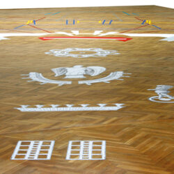 Bodenzeichnung, die den Grundriss und die alte Fassade zeigt