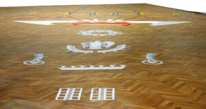 Bodenzeichnung, die den Grundriss und die alte Fassade zeigt