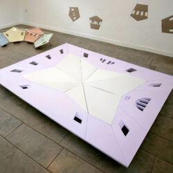 Bodenarbeit. Sie zeigt den Blick zur Decke mit dem komplizierten Satteldach und die 4 ungleichen Wände