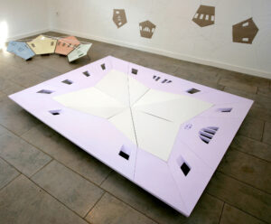 Bodenarbeit. Sie zeigt den Blick zur Decke mit dem komplizierten Satteldach und die 4 ungleichen Wände