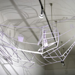 perspektivische dreidimentionale Zeichnung aus Styrodurstreifen, unter der Decke hängend. Sie zeigt die Raumsituation vor Ort