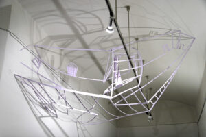 perspektivische dreidimentionale Zeichnung aus Styrodurstreifen, unter der Decke hängend. Sie zeigt die Raumsituation vor Ort